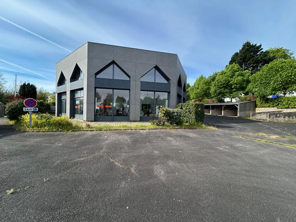 A LOUER RARE Local d'activité 570 m2, avec Showroom Visibilité Commerciale - NANTES SUD