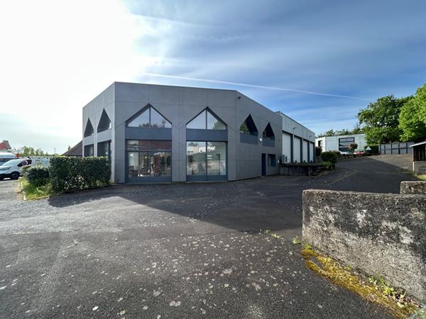 A LOUER RARE Local d'activité 570 m2, avec Showroom Visibilité Commerciale - NANTES SUD