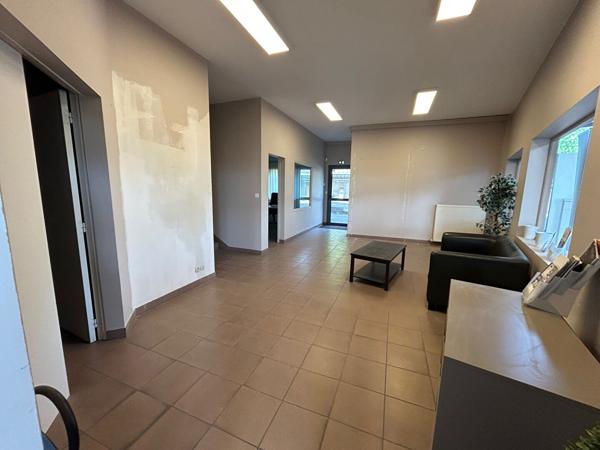 A LOUER RARE Local d'activité 570 m2, avec Showroom Visibilité Commerciale - NANTES SUD