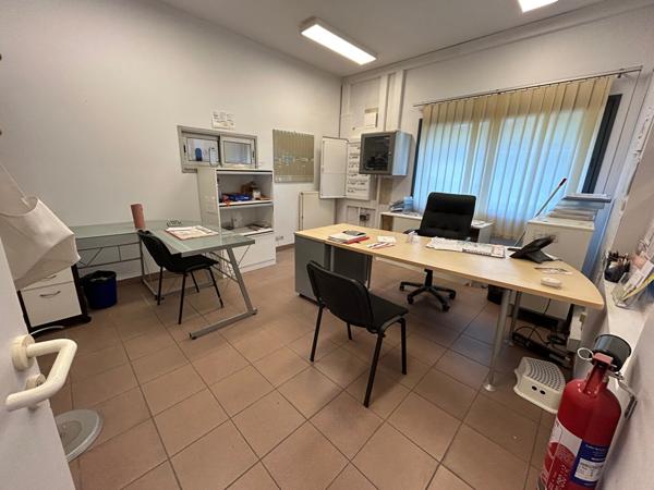 A LOUER RARE Local d'activité 570 m2, avec Showroom Visibilité Commerciale - NANTES SUD