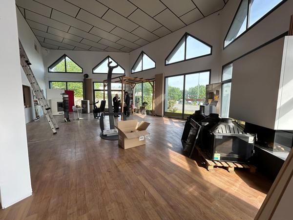 A LOUER RARE Local d'activité 570 m2, avec Showroom Visibilité Commerciale - NANTES SUD