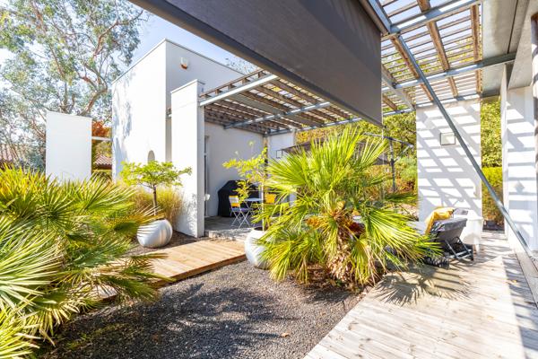 MAISON D’ARCHITECTE AU TAILLAN-MÉDOC PLAIN-PIED DE 210 m² • PISCINE • EN BORDURE DE FORÊT