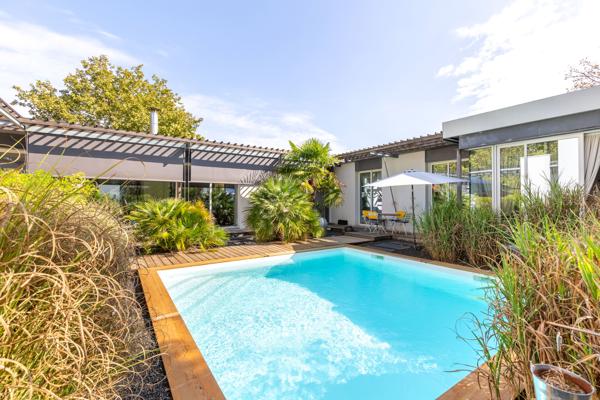 MAISON D’ARCHITECTE AU TAILLAN-MÉDOC PLAIN-PIED DE 210 m² • PISCINE • EN BORDURE DE FORÊT