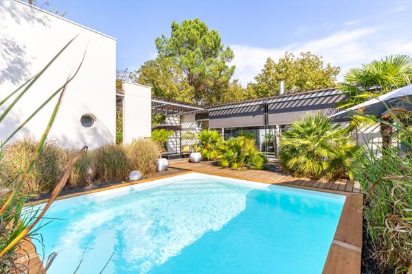MAISON D’ARCHITECTE AU TAILLAN-MÉDOC PLAIN-PIED DE 210 m² • PISCINE • EN BORDURE DE FORÊT
