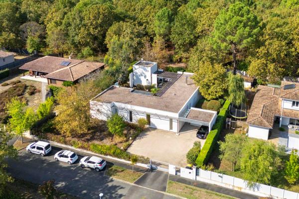 MAISON D’ARCHITECTE AU TAILLAN-MÉDOC PLAIN-PIED DE 210 m² • PISCINE • EN BORDURE DE FORÊT
