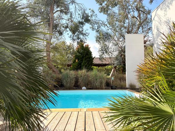 MAISON D’ARCHITECTE AU TAILLAN-MÉDOC PLAIN-PIED DE 210 m² • PISCINE • EN BORDURE DE FORÊT