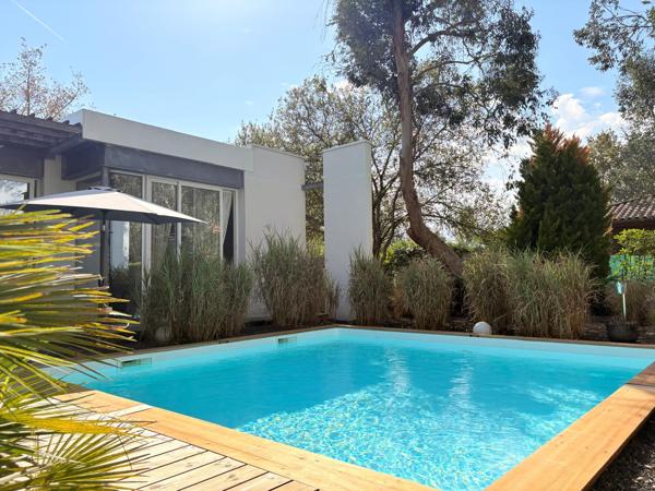 MAISON D’ARCHITECTE AU TAILLAN-MÉDOC PLAIN-PIED DE 210 m² • PISCINE • EN BORDURE DE FORÊT