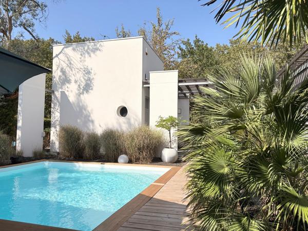 MAISON D’ARCHITECTE AU TAILLAN-MÉDOC PLAIN-PIED DE 210 m² • PISCINE • EN BORDURE DE FORÊT