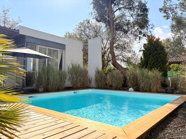 MAISON D’ARCHITECTE AU TAILLAN-MÉDOC PLAIN-PIED DE 210 m² • PISCINE • EN BORDURE DE FORÊT