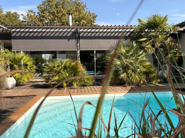 MAISON D’ARCHITECTE AU TAILLAN-MÉDOC PLAIN-PIED DE 210 m² • PISCINE • EN BORDURE DE FORÊT