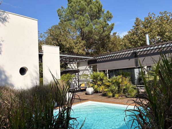 MAISON D’ARCHITECTE AU TAILLAN-MÉDOC PLAIN-PIED DE 210 m² • PISCINE • EN BORDURE DE FORÊT