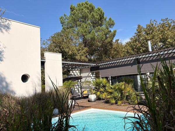 MAISON D’ARCHITECTE AU TAILLAN-MÉDOC PLAIN-PIED DE 210 m² • PISCINE • EN BORDURE DE FORÊT