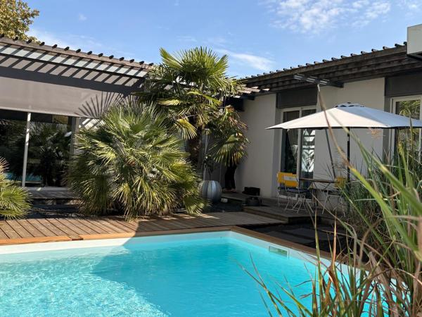 MAISON D’ARCHITECTE AU TAILLAN-MÉDOC PLAIN-PIED DE 210 m² • PISCINE • EN BORDURE DE FORÊT