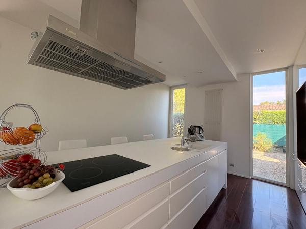 MAISON D’ARCHITECTE AU TAILLAN-MÉDOC PLAIN-PIED DE 210 m² • PISCINE • EN BORDURE DE FORÊT
