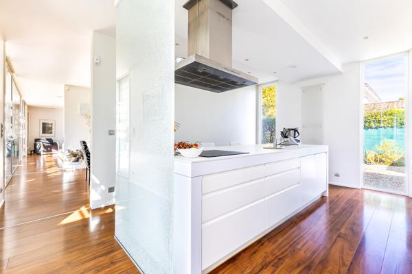MAISON D’ARCHITECTE AU TAILLAN-MÉDOC PLAIN-PIED DE 210 m² • PISCINE • EN BORDURE DE FORÊT
