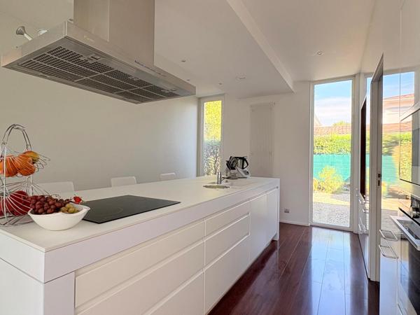 MAISON D’ARCHITECTE AU TAILLAN-MÉDOC PLAIN-PIED DE 210 m² • PISCINE • EN BORDURE DE FORÊT