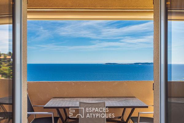 Maison entre ciel et mer avec vue contemplative