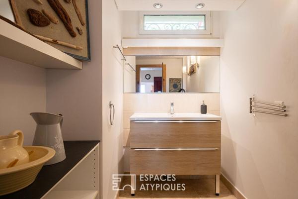 Maison entre ciel et mer avec vue contemplative