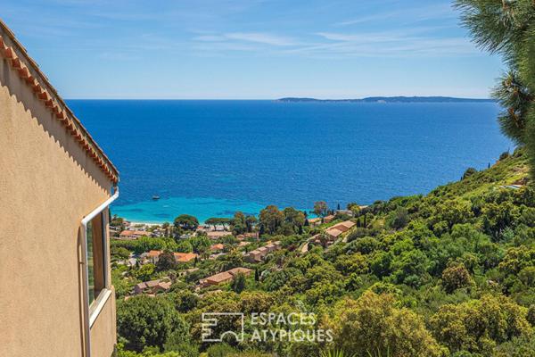 Maison entre ciel et mer avec vue contemplative