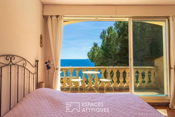 Maison entre ciel et mer avec vue contemplative