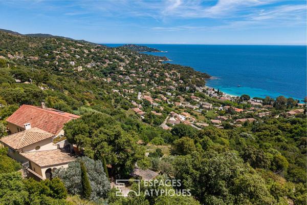 Maison entre ciel et mer avec vue contemplative