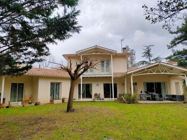 MAISON "ÉCONOME " - 240 m² - 8 PIECES - GARAGE DOUBLE - TERRAIN  3574 m²