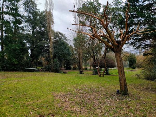 MAISON "ÉCONOME " - 240 m² - 8 PIECES - GARAGE DOUBLE - TERRAIN  3574 m²