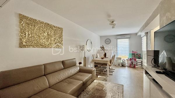 Seulement chez BSK IMMOBILIER!!!! COUP DE COEUR ASSURÉ!!!

Venez découvrir un appartement  de type F3 avec jardin sans travaux dans une ville dynamique? Ce bien situé aux Blanc-Mesnil (93150) est fait pour vous !
Dans une belle résidence de 2019 est idéalement situé à deux pas des commerces, écoles et des transports en commun, et qui vous permettra d'avoir un accès rapide et facile aux grands axes routiers.
Ce bel appartement se compose d'une entrée, d'un séjour/cuisine aménagée et équipée donnant sur un jardin, 2 belles chambres, une salle de bain, un WC séparé. 
Pour compléter ce lien une place de parking en extérieur.

Les Plus +++:
- Proche de toutes les commodités 
- 1 Place de parking en extérieur
- Cuisine Aménagée et équipée
- Aucun travaux
- Immeuble de 2019
- Jardin

Pour plus de renseignement n'hésitez pas à me contacter!!!!