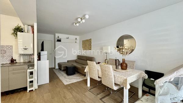 Seulement chez BSK IMMOBILIER!!!! COUP DE COEUR ASSURÉ!!!

Venez découvrir un appartement  de type F3 avec jardin sans travaux dans une ville dynamique? Ce bien situé aux Blanc-Mesnil (93150) est fait pour vous !
Dans une belle résidence de 2019 est idéalement situé à deux pas des commerces, écoles et des transports en commun, et qui vous permettra d'avoir un accès rapide et facile aux grands axes routiers.
Ce bel appartement se compose d'une entrée, d'un séjour/cuisine aménagée et équipée donnant sur un jardin, 2 belles chambres, une salle de bain, un WC séparé. 
Pour compléter ce lien une place de parking en extérieur.

Les Plus +++:
- Proche de toutes les commodités 
- 1 Place de parking en extérieur
- Cuisine Aménagée et équipée
- Aucun travaux
- Immeuble de 2019
- Jardin

Pour plus de renseignement n'hésitez pas à me contacter!!!!