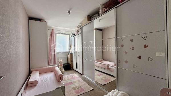 Seulement chez BSK IMMOBILIER!!!! COUP DE COEUR ASSURÉ!!!

Venez découvrir un appartement  de type F3 avec jardin sans travaux dans une ville dynamique? Ce bien situé aux Blanc-Mesnil (93150) est fait pour vous !
Dans une belle résidence de 2019 est idéalement situé à deux pas des commerces, écoles et des transports en commun, et qui vous permettra d'avoir un accès rapide et facile aux grands axes routiers.
Ce bel appartement se compose d'une entrée, d'un séjour/cuisine aménagée et équipée donnant sur un jardin, 2 belles chambres, une salle de bain, un WC séparé. 
Pour compléter ce lien une place de parking en extérieur.

Les Plus +++:
- Proche de toutes les commodités 
- 1 Place de parking en extérieur
- Cuisine Aménagée et équipée
- Aucun travaux
- Immeuble de 2019
- Jardin

Pour plus de renseignement n'hésitez pas à me contacter!!!!