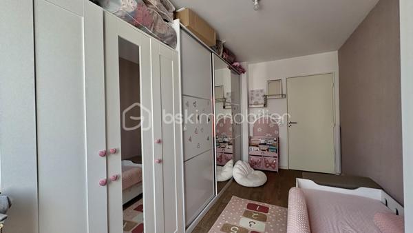 Seulement chez BSK IMMOBILIER!!!! COUP DE COEUR ASSURÉ!!!

Venez découvrir un appartement  de type F3 avec jardin sans travaux dans une ville dynamique? Ce bien situé aux Blanc-Mesnil (93150) est fait pour vous !
Dans une belle résidence de 2019 est idéalement situé à deux pas des commerces, écoles et des transports en commun, et qui vous permettra d'avoir un accès rapide et facile aux grands axes routiers.
Ce bel appartement se compose d'une entrée, d'un séjour/cuisine aménagée et équipée donnant sur un jardin, 2 belles chambres, une salle de bain, un WC séparé. 
Pour compléter ce lien une place de parking en extérieur.

Les Plus +++:
- Proche de toutes les commodités 
- 1 Place de parking en extérieur
- Cuisine Aménagée et équipée
- Aucun travaux
- Immeuble de 2019
- Jardin

Pour plus de renseignement n'hésitez pas à me contacter!!!!