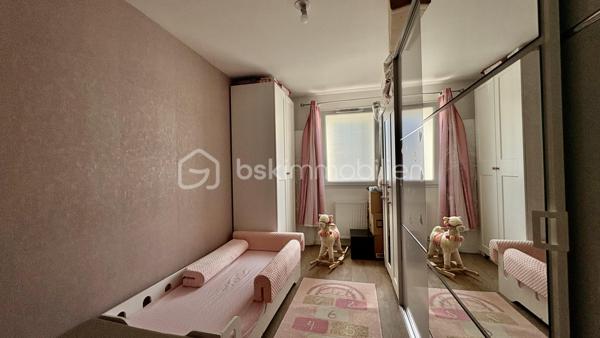 Seulement chez BSK IMMOBILIER!!!! COUP DE COEUR ASSURÉ!!!

Venez découvrir un appartement  de type F3 avec jardin sans travaux dans une ville dynamique? Ce bien situé aux Blanc-Mesnil (93150) est fait pour vous !
Dans une belle résidence de 2019 est idéalement situé à deux pas des commerces, écoles et des transports en commun, et qui vous permettra d'avoir un accès rapide et facile aux grands axes routiers.
Ce bel appartement se compose d'une entrée, d'un séjour/cuisine aménagée et équipée donnant sur un jardin, 2 belles chambres, une salle de bain, un WC séparé. 
Pour compléter ce lien une place de parking en extérieur.

Les Plus +++:
- Proche de toutes les commodités 
- 1 Place de parking en extérieur
- Cuisine Aménagée et équipée
- Aucun travaux
- Immeuble de 2019
- Jardin

Pour plus de renseignement n'hésitez pas à me contacter!!!!