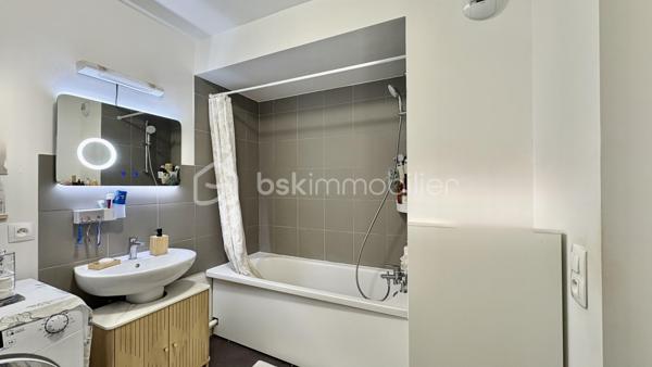 Seulement chez BSK IMMOBILIER!!!! COUP DE COEUR ASSURÉ!!!

Venez découvrir un appartement  de type F3 avec jardin sans travaux dans une ville dynamique? Ce bien situé aux Blanc-Mesnil (93150) est fait pour vous !
Dans une belle résidence de 2019 est idéalement situé à deux pas des commerces, écoles et des transports en commun, et qui vous permettra d'avoir un accès rapide et facile aux grands axes routiers.
Ce bel appartement se compose d'une entrée, d'un séjour/cuisine aménagée et équipée donnant sur un jardin, 2 belles chambres, une salle de bain, un WC séparé. 
Pour compléter ce lien une place de parking en extérieur.

Les Plus +++:
- Proche de toutes les commodités 
- 1 Place de parking en extérieur
- Cuisine Aménagée et équipée
- Aucun travaux
- Immeuble de 2019
- Jardin

Pour plus de renseignement n'hésitez pas à me contacter!!!!