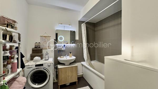 Seulement chez BSK IMMOBILIER!!!! COUP DE COEUR ASSURÉ!!!

Venez découvrir un appartement  de type F3 avec jardin sans travaux dans une ville dynamique? Ce bien situé aux Blanc-Mesnil (93150) est fait pour vous !
Dans une belle résidence de 2019 est idéalement situé à deux pas des commerces, écoles et des transports en commun, et qui vous permettra d'avoir un accès rapide et facile aux grands axes routiers.
Ce bel appartement se compose d'une entrée, d'un séjour/cuisine aménagée et équipée donnant sur un jardin, 2 belles chambres, une salle de bain, un WC séparé. 
Pour compléter ce lien une place de parking en extérieur.

Les Plus +++:
- Proche de toutes les commodités 
- 1 Place de parking en extérieur
- Cuisine Aménagée et équipée
- Aucun travaux
- Immeuble de 2019
- Jardin

Pour plus de renseignement n'hésitez pas à me contacter!!!!