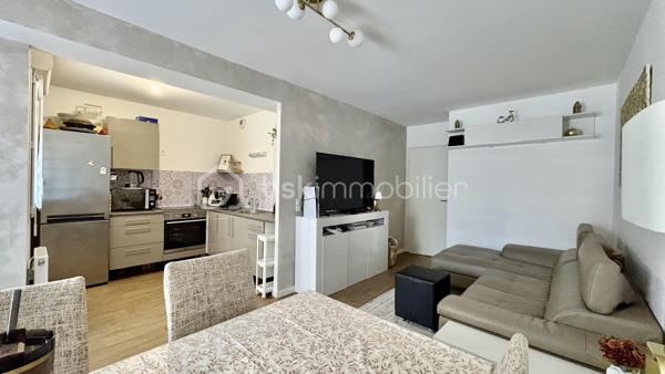 Seulement chez BSK IMMOBILIER!!!! COUP DE COEUR ASSURÉ!!!

Venez découvrir un appartement  de type F3 avec jardin sans travaux dans une ville dynamique? Ce bien situé aux Blanc-Mesnil (93150) est fait pour vous !
Dans une belle résidence de 2019 est idéalement situé à deux pas des commerces, écoles et des transports en commun, et qui vous permettra d'avoir un accès rapide et facile aux grands axes routiers.
Ce bel appartement se compose d'une entrée, d'un séjour/cuisine aménagée et équipée donnant sur un jardin, 2 belles chambres, une salle de bain, un WC séparé. 
Pour compléter ce lien une place de parking en extérieur.

Les Plus +++:
- Proche de toutes les commodités 
- 1 Place de parking en extérieur
- Cuisine Aménagée et équipée
- Aucun travaux
- Immeuble de 2019
- Jardin

Pour plus de renseignement n'hésitez pas à me contacter!!!!