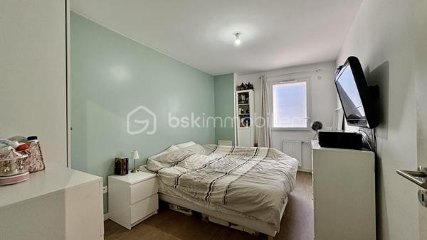 Seulement chez BSK IMMOBILIER!!!! COUP DE COEUR ASSURÉ!!!

Venez découvrir un appartement  de type F3 avec jardin sans travaux dans une ville dynamique? Ce bien situé aux Blanc-Mesnil (93150) est fait pour vous !
Dans une belle résidence de 2019 est idéalement situé à deux pas des commerces, écoles et des transports en commun, et qui vous permettra d'avoir un accès rapide et facile aux grands axes routiers.
Ce bel appartement se compose d'une entrée, d'un séjour/cuisine aménagée et équipée donnant sur un jardin, 2 belles chambres, une salle de bain, un WC séparé. 
Pour compléter ce lien une place de parking en extérieur.

Les Plus +++:
- Proche de toutes les commodités 
- 1 Place de parking en extérieur
- Cuisine Aménagée et équipée
- Aucun travaux
- Immeuble de 2019
- Jardin

Pour plus de renseignement n'hésitez pas à me contacter!!!!