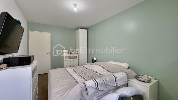 Seulement chez BSK IMMOBILIER!!!! COUP DE COEUR ASSURÉ!!!

Venez découvrir un appartement  de type F3 avec jardin sans travaux dans une ville dynamique? Ce bien situé aux Blanc-Mesnil (93150) est fait pour vous !
Dans une belle résidence de 2019 est idéalement situé à deux pas des commerces, écoles et des transports en commun, et qui vous permettra d'avoir un accès rapide et facile aux grands axes routiers.
Ce bel appartement se compose d'une entrée, d'un séjour/cuisine aménagée et équipée donnant sur un jardin, 2 belles chambres, une salle de bain, un WC séparé. 
Pour compléter ce lien une place de parking en extérieur.

Les Plus +++:
- Proche de toutes les commodités 
- 1 Place de parking en extérieur
- Cuisine Aménagée et équipée
- Aucun travaux
- Immeuble de 2019
- Jardin

Pour plus de renseignement n'hésitez pas à me contacter!!!!