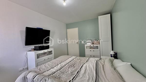 Seulement chez BSK IMMOBILIER!!!! COUP DE COEUR ASSURÉ!!!

Venez découvrir un appartement  de type F3 avec jardin sans travaux dans une ville dynamique? Ce bien situé aux Blanc-Mesnil (93150) est fait pour vous !
Dans une belle résidence de 2019 est idéalement situé à deux pas des commerces, écoles et des transports en commun, et qui vous permettra d'avoir un accès rapide et facile aux grands axes routiers.
Ce bel appartement se compose d'une entrée, d'un séjour/cuisine aménagée et équipée donnant sur un jardin, 2 belles chambres, une salle de bain, un WC séparé. 
Pour compléter ce lien une place de parking en extérieur.

Les Plus +++:
- Proche de toutes les commodités 
- 1 Place de parking en extérieur
- Cuisine Aménagée et équipée
- Aucun travaux
- Immeuble de 2019
- Jardin

Pour plus de renseignement n'hésitez pas à me contacter!!!!