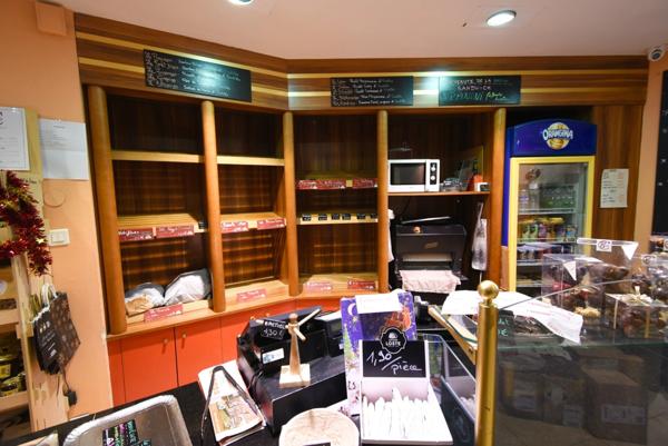 Fonds de commerce à vendre proche de STRASBOURG (67) : Boulangerie Pâtisserie Traiteur - Emplacement n° 1 - 80 m2 - Flux voitures + 20 000 / J - 2 places minute.