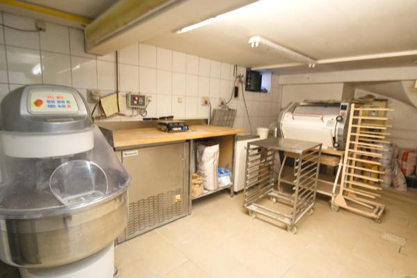 Fonds de commerce à vendre proche de STRASBOURG (67) : Boulangerie Pâtisserie Traiteur - Emplacement n° 1 - 80 m2 - Flux voitures + 20 000 / J - 2 places minute.