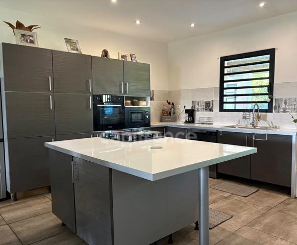 À vendre – Maison F5 de 135 m² sur 692 m² de terrain – Piscine – Saint-André (974)