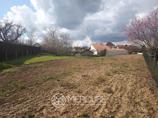 Terrain constructible 1 048 m² – Proche commerces – Civray