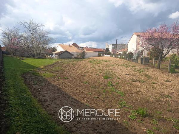 Terrain constructible 1 048 m² – Proche commerces – Civray