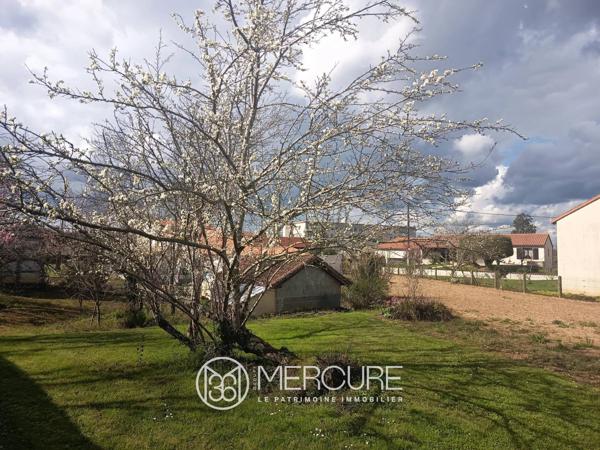 Terrain constructible 1 048 m² – Proche commerces – Civray