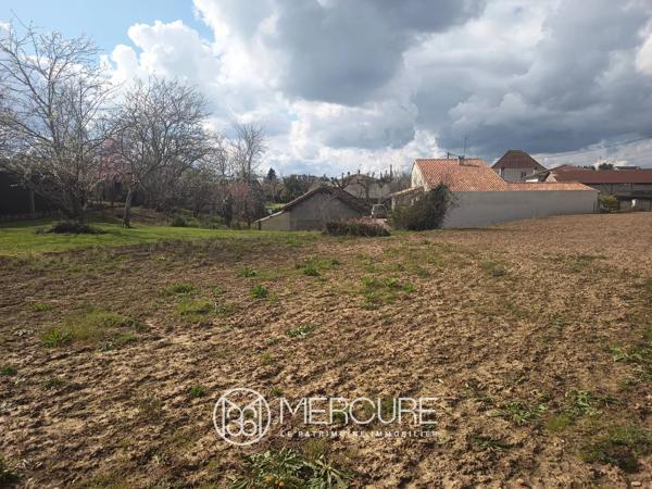 Terrain constructible 1 048 m² – Proche commerces – Civray