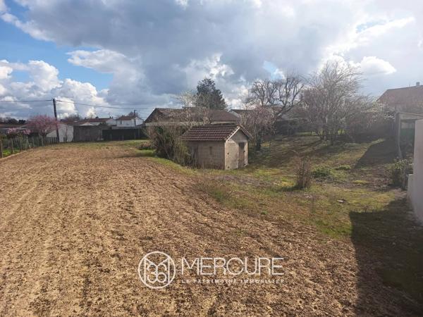 Terrain constructible 1 048 m² – Proche commerces – Civray