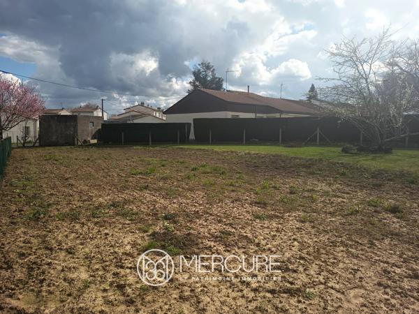 Terrain constructible 1 048 m² – Proche commerces – Civray
