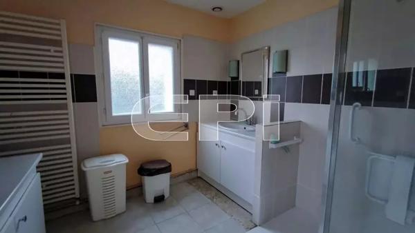 Maison de 110 m² à Chalais, avec de nombreuses dépendances