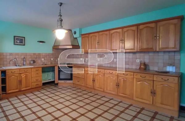 Maison de 110 m² à Chalais, avec de nombreuses dépendances