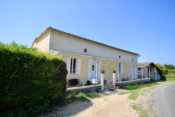 Une maison en pierre avec boulodrome, club house et 2 gîtes à proximité d'Eymet